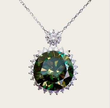 VOPU 10-20 carat green Mosan diamond necklace pendant is stylish and elegant